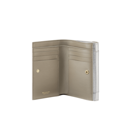 Portafoglio compatto Serpenti Forever in vitello Striated oro chiaro con interno in nappa agata beige. Accattivante chiusura a pressione Serpenti in ottone placcato oro chiaro con squame in smalto champagne e ottone placcato oro chiaro e occhi in smalto nero. SEA-FLAP-POCHETTER image 2