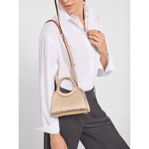 Bvlgari Roma Mini-Henkeltasche aus Metropolitan-Kalbsleder in Flash Diamond White mit Futter aus Nappaleder in Milky Opal. Ikonisches Metalldetail aus palladiumbeschichtetem Messing mit graviertem Bvlgari Logo und magnetischem Druckknopfverschluss. BVR-001-1310XS-CALF image 1