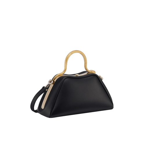 Sac à main Serpentine mini modèle en cuir de veau lisse noir avec doublure en cuir nappa vert émeraude. Poignée supérieure en forme de serpent en laiton doré, ornée d'écailles gravées et d'yeux en émail rouge. Fermoir à bouton-pression et détails en laiton doré. SRN-1291 image 2