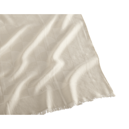 Maxi Calla stole in fine white silk wool. Made of 60% silk and 40% wool. MAXICALLA-ST image 2