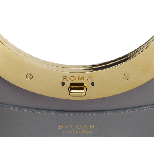 Сумка с верхней ручкой Bvlgari Roma среднего размера, кожа теленка Metropolitan серого цвета оттенка туманного опала, подкладка из кожи наппа такого же цвета. Знаменитая деталь из латуни с покрытием из золота в античном стиле с логотипом Bvlgari и застежка на кнопку. BVR-1269-CL image 6
