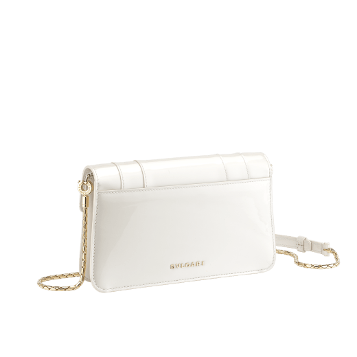 Serpenti Forever chain wallet in white agate varnished calf leather with black nappa leather interior. Captivating snakehead magnetic closure in light gold-plated brass, embellished with black and pearled white agate enamel scales and black onyx eyes. SEA-CHAINPOCHETTE-VCLb image 3