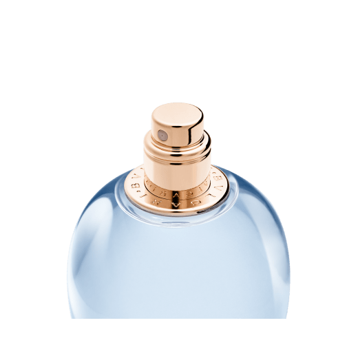 “Riva Solare is the endless Italian vacation.” Jacques Cavallier A sparkling citrus that whisks your senses away to the Italian Riviera, where the azure sea shimmers under sunlit skies. 41252 image 4