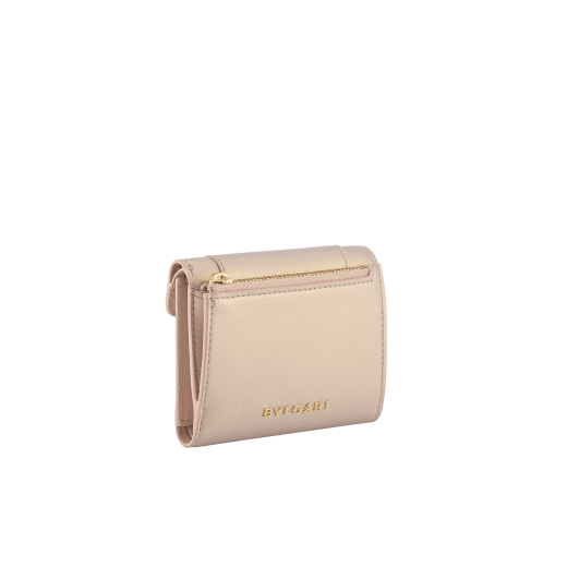 Portefeuille compact Serpenti Forever en cuir d’agneau Space couleur or rose avec intérieur en cuir nappa couleur rose cristal. Captivant fermoir à bouton-pression Serpenti en laiton doré rehaussé d’écailles en émail couleur or rose et laiton doré et d’yeux en émail noir. 295585 image 3