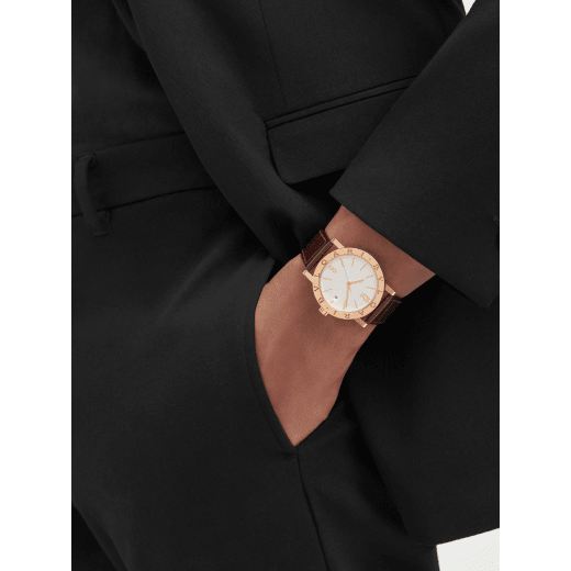 Bvlgari Bvlgari 腕錶，搭載自製機械自動機芯，18K 玫瑰金錶殼，錶圈鐫刻雙品牌標誌，白色蛋白石錶盤，棕色鱷魚皮錶帶。防水深度 50 公尺。 103968 image 1