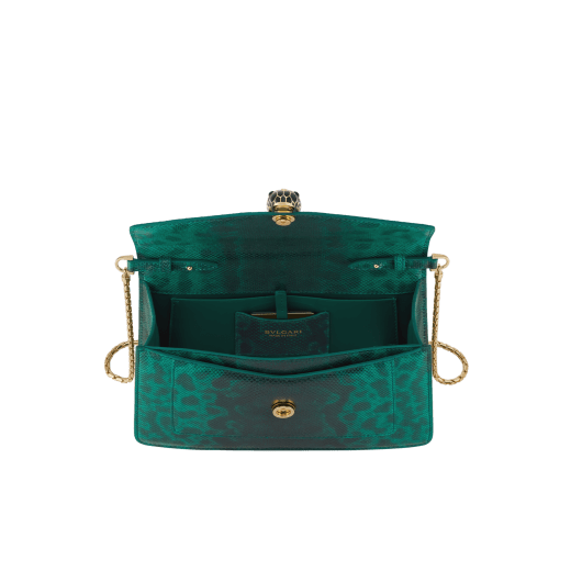 Kleine Serpenti Forever Crossbody-Tasche aus glänzendem Smeraldo Prezioso-Karungleder mit Futter aus Smeraldo Prezioso-Nappaleder. Faszinierender Schlangenkopf-Magnetverschluss aus vergoldetem Messing mit Schuppen aus schwarzer Emaille und vergoldetem Messing sowie Augen aus schwarzem Onyx. SEA-001-1345S-ex image 3