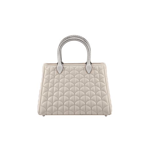 Sac cabas Serpentine Duo en cuir de veau blanc agate, orné d’un motif Calla Matelassé unique et d’une doublure en cuir nappa blanc agate. Captivantes poignées en forme de serpent à double tête en laiton orné d'écailles gravées. SRN-001-1308S image 1