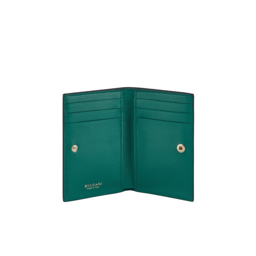 Porta carte a libro Serpenti Forever in vitello Striated oro chiaro con interno in nappa agata beige. Accattivante motivo Serpenti in ottone placcato oro chiaro con squame in smalto champagne e ottone placcato oro chiaro e occhi in smalto nero. Chiusura con bottone a pressione. SEA-CC-HOLD-FOLD-R image 2