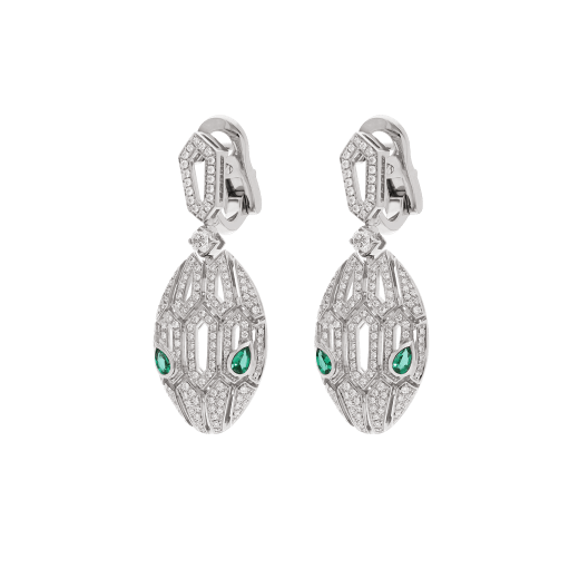 Mit den Schlangenschuppen in einem bezaubernden sechseckigen Motiv mit Diamant-Pavé funkeln die „Serpenti“-Ohrringe vor Begierde und der unwiderstehlichen Anziehungskraft der hypnotischen Smaragdaugen. 352756 image 2