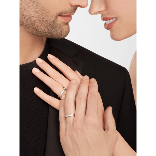 Marryme Eheringe aus Platin mit unterschiedlicher Höhe, einer mit fünf Diamanten besetzt. Ein zeitloses Ring-Set für Paare, das unverwechselbares Design mit ultimativer Kostbarkeit verschmelzen lässt. MARRYME-COUPLES-RINGS image 2