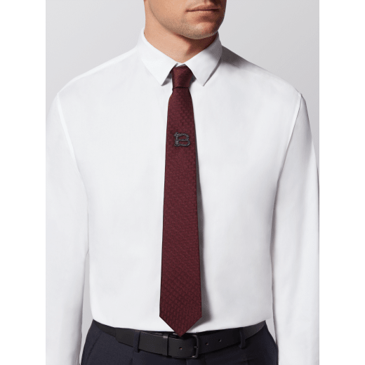 ربطة العنق B3D" المزينةباللون الكحلي من حرير الجاكار الفاخر. B3D image 2
