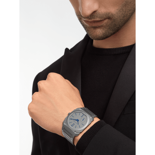Octo Finissimo Automatic Limited Edition Uhr mit extra flachem mechanischen Manufakturwerk (2,23 mm hoch), Automatikaufzug, Mikrorotor aus Platin, kleiner Sekunde, Gehäuse, Zifferblatt und Armband aus Titan und gebläuten Indizes und Zeigern. 102945 image 1