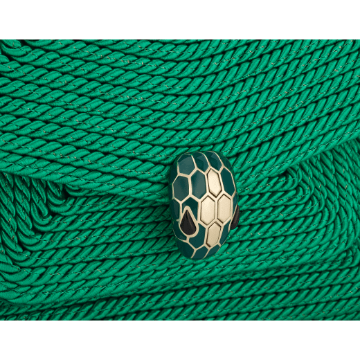Сумка на плечо Serpenti Forever среднего размера, кожа теленка ярко-изумрудного цвета, спиралеобразный торшон из 100% переработанного полиэстера ярко-изумрудного цвета на основной части, подкладка из кожи наппа черного цвета. Магнитная застежка в виде змеиной головы из латуни с покрытием из светлого золота, чешуйки из эмали цвета яркой изумрудной зелени и латуни с покрытием из светлого золота, глаза из черного оникса. 1077-CT image 5