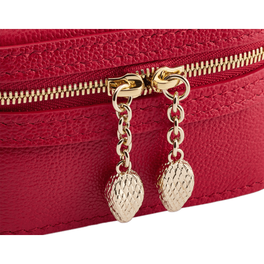 Serpenti Forever mini jewellery box bag in grained, amaranth garnet red Urban calf leather. Captivating snakehead zip pulls and light gold-plated brass chain embellishment. SEA-NANOJWLRYBOX image 4