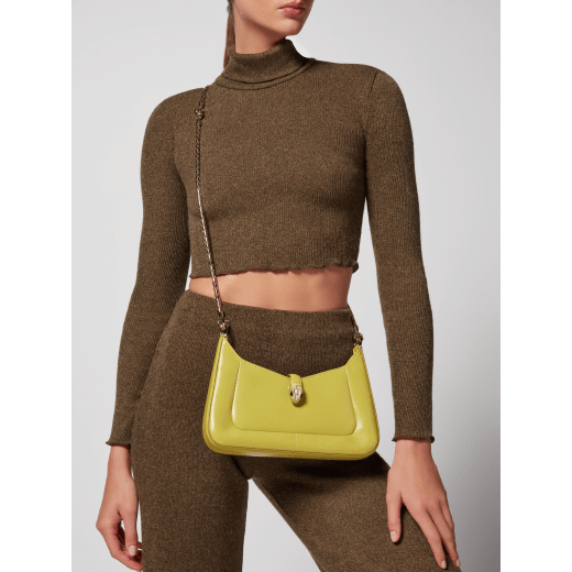 Serpenti Baia small shoulder bag in linden peridot yellowish green Pure karung skin with crystal rose pink nappa leather lining. Captivating snakehead magnetic closure in light gold-plated brass embellished with linden peridot yellowish green enamel. It features light gold-plated brass scales with black onyx eyes; additional zipped top closure. 293744 image 4