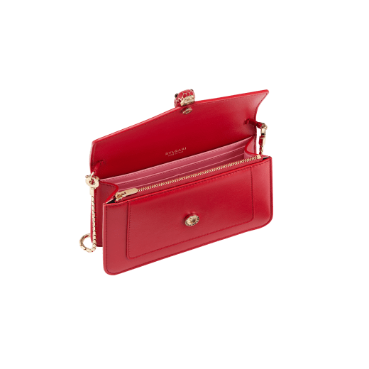 Serpenti Forever chain wallet in amaranth garnet red calf leather and flamingo quartz pink nappa leather interior. Captivating light gold-plated brass snakehead magnetic closure embellished with matt and shiny amaranth garnet red enamel scales and black onyx eyes. SEA-CHAINPOCHETTE-LCL image 2