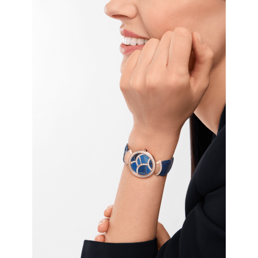 Orologio Divas' Dream con cassa in oro rosa 18 kt con diamanti taglio brillante, quadrante intarsiato con elementi in legno blu e diamanti taglio brillante, cinturino in alligatore blu. Impermeabile fino a 30 metri. 104023 image 1