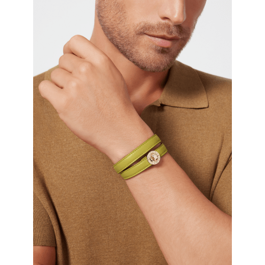 Bracciale Bvlgari Bvlgari in karung lucido verde giallastro con iconica chiusura a girello in ottone placcato oro chiaro. BBCONTRAIRE-CL-LP image 2