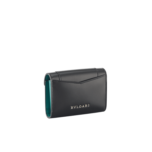 Porta biglietti da visita Serpenti Forever in vitello nero con interno in nappa verde smeraldo. Accattivante chiusura a pressione Serpenti in ottone placcato oro chiaro con squame in smalto nero e occhi in smalto nero. 295327 image 3