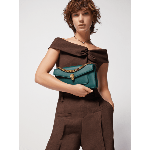 Serpenti East-West Maxi Chain medium shoulder bag in foggy opal grey Metropolitan calf leather with linen agate beige nappa leather lining. Captivating snakehead magnetic closure in gold-plated brass embellished with grey agate scales and red enamel eyes. SEA-1238-MCCL image 8