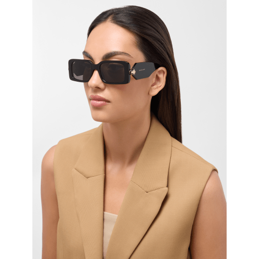 Serpenti Forever 方形醋酸纖維太陽眼鏡，鏡腳飾以琺瑯蛇頭。 904359 image 1