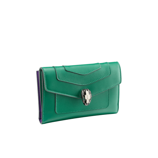 Новый большой бумажник Serpenti Forever, мягкая кожа теленка черного цвета, кожа наппа изумрудно-зеленого цвета. Фирменная застежка в виде змеиной головы из латуни с покрытием из светлого золота, черная эмаль и эмаль цвета белого агата, глаза из зеленого малахита. SEA-LONGWLT image 1