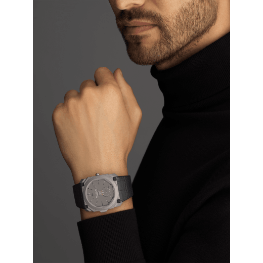 Octo Finissimo Minute Repeater 腕錶，搭載超薄機械機芯，手動上鍊，小秒針盤，鈦金屬錶殼，鈦金屬鏤空錶盤，黑色鱷魚皮錶帶。 102559 image 2