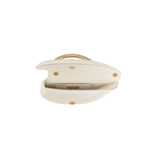 Serpenti Cuore 1968 手提包，採用珍珠白色小牛皮，珍珠白色納帕軟面皮內裡。迷人的金色黃銅蛇身提把飾以珍珠白色和黑色琺瑯蛇鱗，蛇眼飾以方晶鋯石，按扣開合。 SRN-001-1367S-r image 4