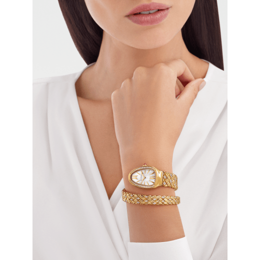 Serpenti Spiga single-spiral watch in 18 kt yellow gold with diamond-set bezel and bracelet, and white mother-of-pearl dial. Water-resistant up to 30 metres SERPENTI-SPIGA-SPP35LAPPGD1-1TT image 1
