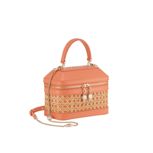 Serpenti Forever small jewellery box bag in natural Vienna straw with coral carnelian orange calf leather details and customisable tag with hot stamped "Dubai" inscription on one side, and beetroot spinel fuchsia nappa leather lining. Captivating snakehead zip pullers and chain strap décor in light gold-plated brass. Special Resort Edition exclusive to Dubai. 292476 image 3