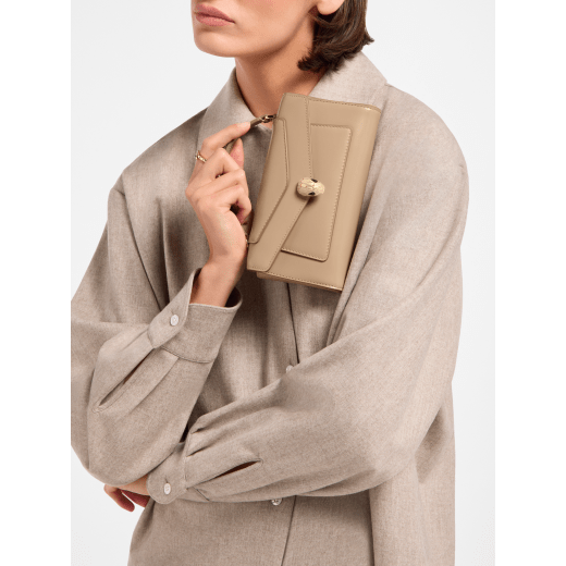 Serpenti Forever phone case in foggy opal calf leather with linen agate nappa leather lining. Captivating snakehead magnetic closure in light gold-plated brass embellished with foggy opal enamel and light gold-plated brass scales, and black onyx eyes. SEA-PHONE-POUCH image 1