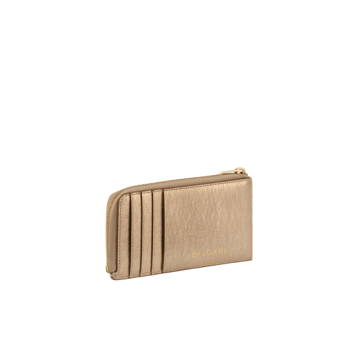 Serpenti Forever folded card holder in light gold Striated calf leather with linen agate nappa leather interior. Captivating snakehead décor in light gold-plated brass embellished with champagne enamel and light gold-plated brass scales, and black enamel eyes. SEA-CC-HOLD-ZIP-R image 3