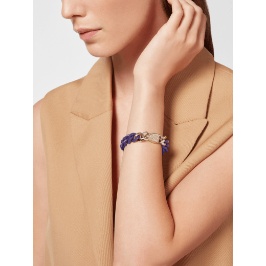 Serpenti Forever Maxi Chain bracelet in light gold-plated brass, with partial emerald green enamel. Captivating snakehead embellishment with red enamel eyes in the middle, and adjustable closure. SERP-CHUNKYCHAINb image 3