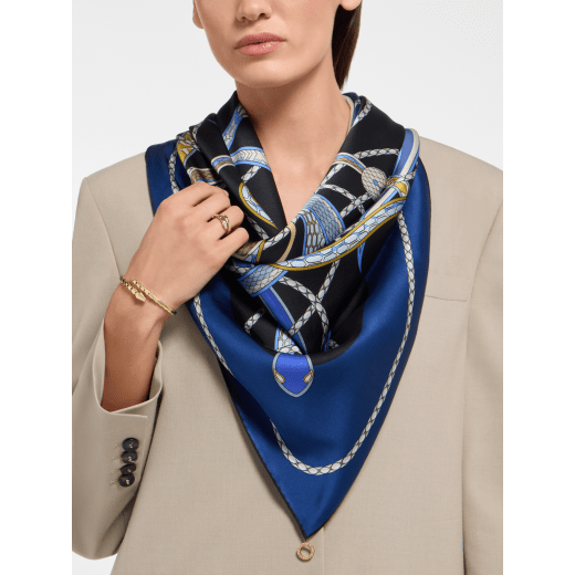 Foulard Serpenti&nbsp;75 en satin de soie fine grise doté d’un pendentif en métal BVLGARI BVLGARI. Modèle confectionné à 100&nbsp;% de soie. SERPENTI75NEW-SQ image 1