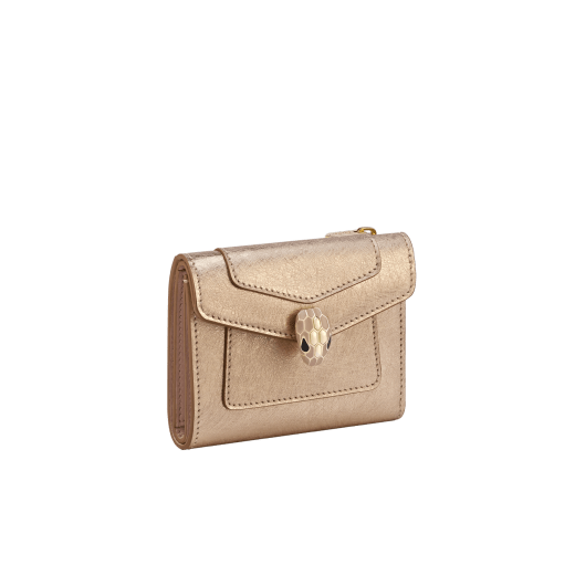 Portafoglio compatto Serpenti Forever in vitello Striated oro chiaro con interno in nappa agata beige. Accattivante chiusura magnetica Serpenti in ottone placcato oro chiaro con squame in smalto nero e ottone placcato oro chiaro e occhi in smalto nero. SEA-SLIM-COMPACT-R image 1