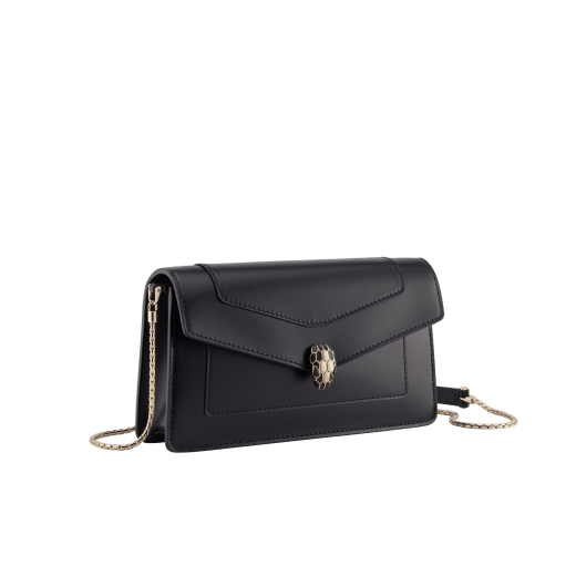 Pochette con catena Serpenti Forever in vitello bianco perla con fodera in nappa rosa cristallo. Accattivante chiusura magnetica Serpenti in ottone placcato oro con squame in smalto bianco perla e ottone placcato oro e occhi in onice nera. SEA-CHPOCHETTER image 1