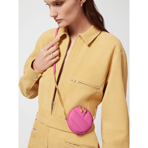 Serpenti Cabochon round pouch in azalea quartz pink calf leather with a maxi matelassé pattern and beetroot spinel fuchsia nappa leather interior. Captivating snakehead zip pullers in light gold-plated brass embellished with red enamel eyes, and zipped fastening. SCB-ROUNDPOCHETTE image 4