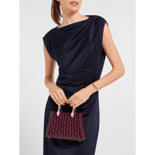 Serpentine Duo tote bag in white agate calf leather with a distinctive Calla Matelassé motif and white agate nappa leather lining. Captivating double-head snake body-shaped handles in palladium-plated brass embellished with engraved scales. SRN-001-1308S image 1