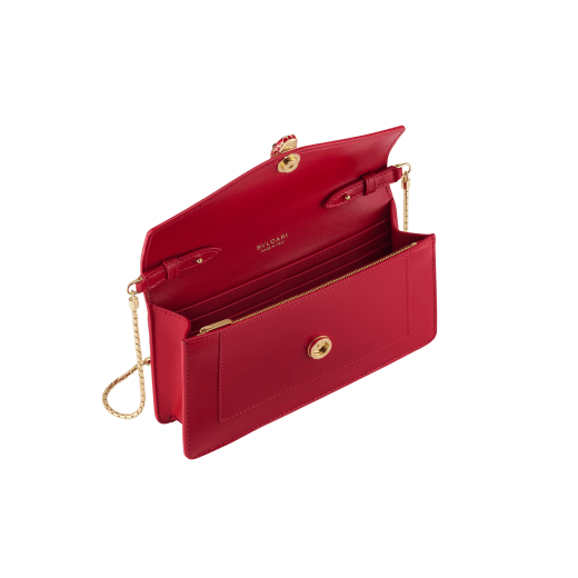 Serpenti Forever chain pochette in Perla White calf leather with crystal rose nappa leather lining. Captivating snakehead magnetic closure in gold-plated brass embellished with Perla White enamel and gold-plated scales, and black onyx eyes. SEA-CHPOCHETTER image 2