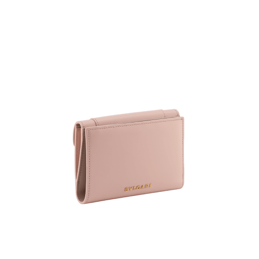 Serpenti Forever compact wallet in light gold striated calf leather with linen agate nappa leather interior. Captivating snakehead press button closure in light gold-plated brass embellished with champagne enamel and light gold-plated brass scales, and black enamel eyes. SEA-FLAP-POCHETTER image 3