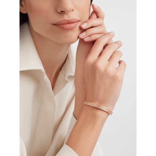 B.zero1 bangle bracelet in 18 kt rose gold, set with pavé diamonds on the spiral. BR857372 image 2