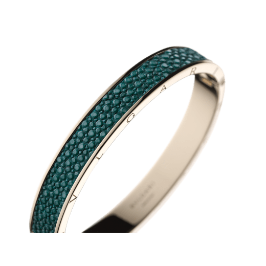 "BVLGARI BVLGARI" bangle bracelet in light gold plated brass with an emerald green galuchat skin insert and a BVLGARI logo hinge closure. Logo engraving along the edges of both sides of the bracelet and in the inner part. HINGELOGOBRCLT-G-EG image 3