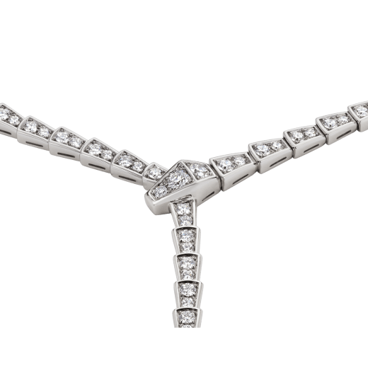 ヘビのようにしなやかで官能的に輝くセルペンティ ヴァイパー ネックレス。繊細で細かなパヴェダイヤモンドのうろこと高貴な尻尾のくねりが、胸元を優美に飾り立てます。 351090 image 2