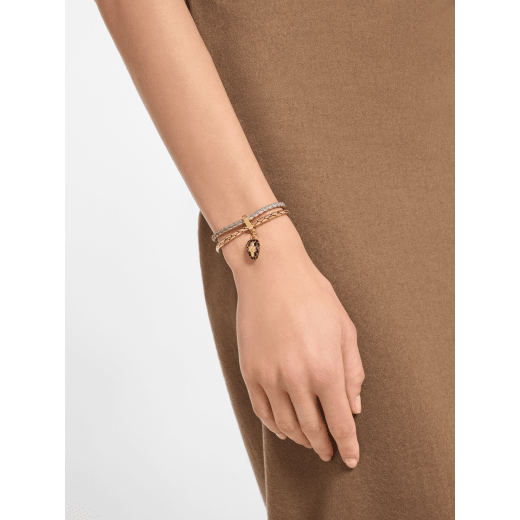 Serpenti Forever 手環，採用灰色與淡金色編穗小牛皮，金色黃銅鍊帶，磁扣開合。迷人的蛇頭吊飾飾以黑色琺瑯與金色黃銅蛇鱗，蛇眼飾以黑色琺瑯。 SERP-BRAIDCHAIN-GREY image 1