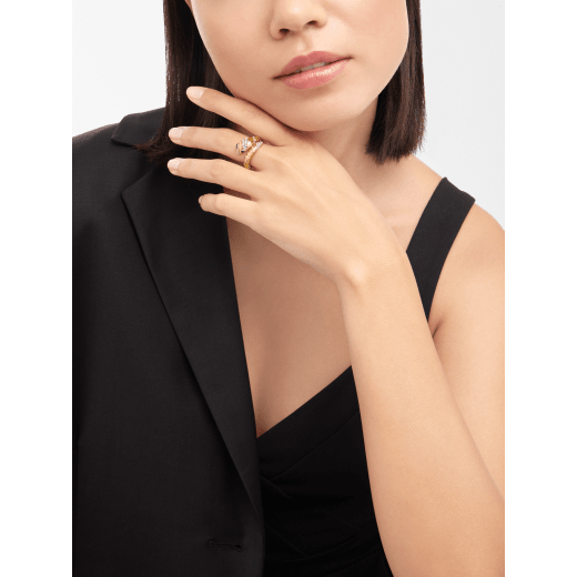 Serpenti 戒指，18K 黃金材質，頭尾飾以半密鑲鑽石，蛇眼飾以黑色縞瑪瑙。 AN859785 image 2