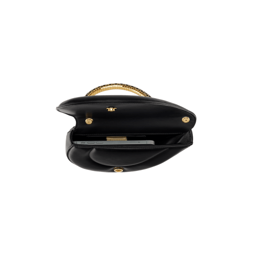 Serpenti Cuore 1968 手提包，採用珍珠白色小牛皮，珍珠白色納帕軟面皮內裡。迷人的金色黃銅蛇身提把飾以珍珠白色和黑色琺瑯蛇鱗，蛇眼飾以方晶鋯石，按扣開合。 SRN-001-1367S-r image 6