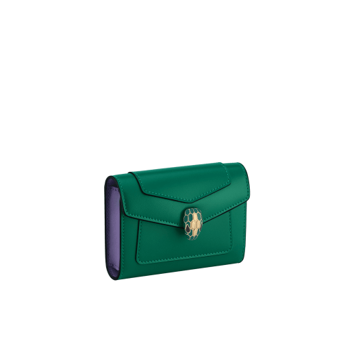 Porta biglietti da visita Serpenti Forever in vitello color smeraldo prezioso con interno in nappa viola ametista. Accattivante chiusura a pressione Serpenti in ottone placcato oro con squame in smalto color smeraldo prezioso e occhi in smalto nero. 295538 image 1