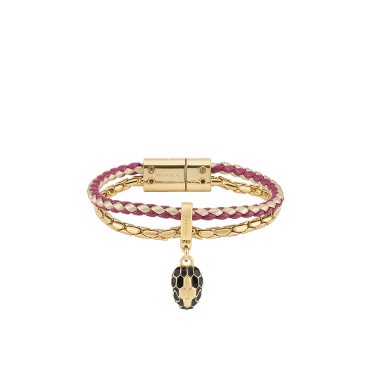 Serpenti Forever 手環，採用洋紅色與淡金色編穗小牛皮，金色黃銅鍊帶，磁扣開合。迷人的蛇頭吊飾飾以黑色琺瑯與金色黃銅蛇鱗，蛇眼飾以黑色琺瑯。 SERP-BRAIDCHAIN-magenta image 1