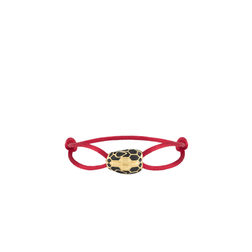 Bracciale Serpenti Forever in tessuto rosso rubino. Accattivante motivo Serpenti in ottone placcato oro con squame in smalto nero e ottone placcato oro e occhi in smalto nero. 295472 image 1