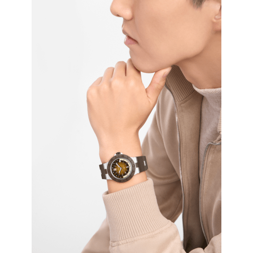 Bvlgari Aluminium GMT x Fender® 腕錶，搭載機械機芯，自動上鍊，GMT 24 小時顯示，錶徑 40 公釐，鋁合金錶殼，棕色橡膠錶圈和錶帶，棕色和奶油色漸層錶盤。全球限量 1,200 只。 104117 image 2